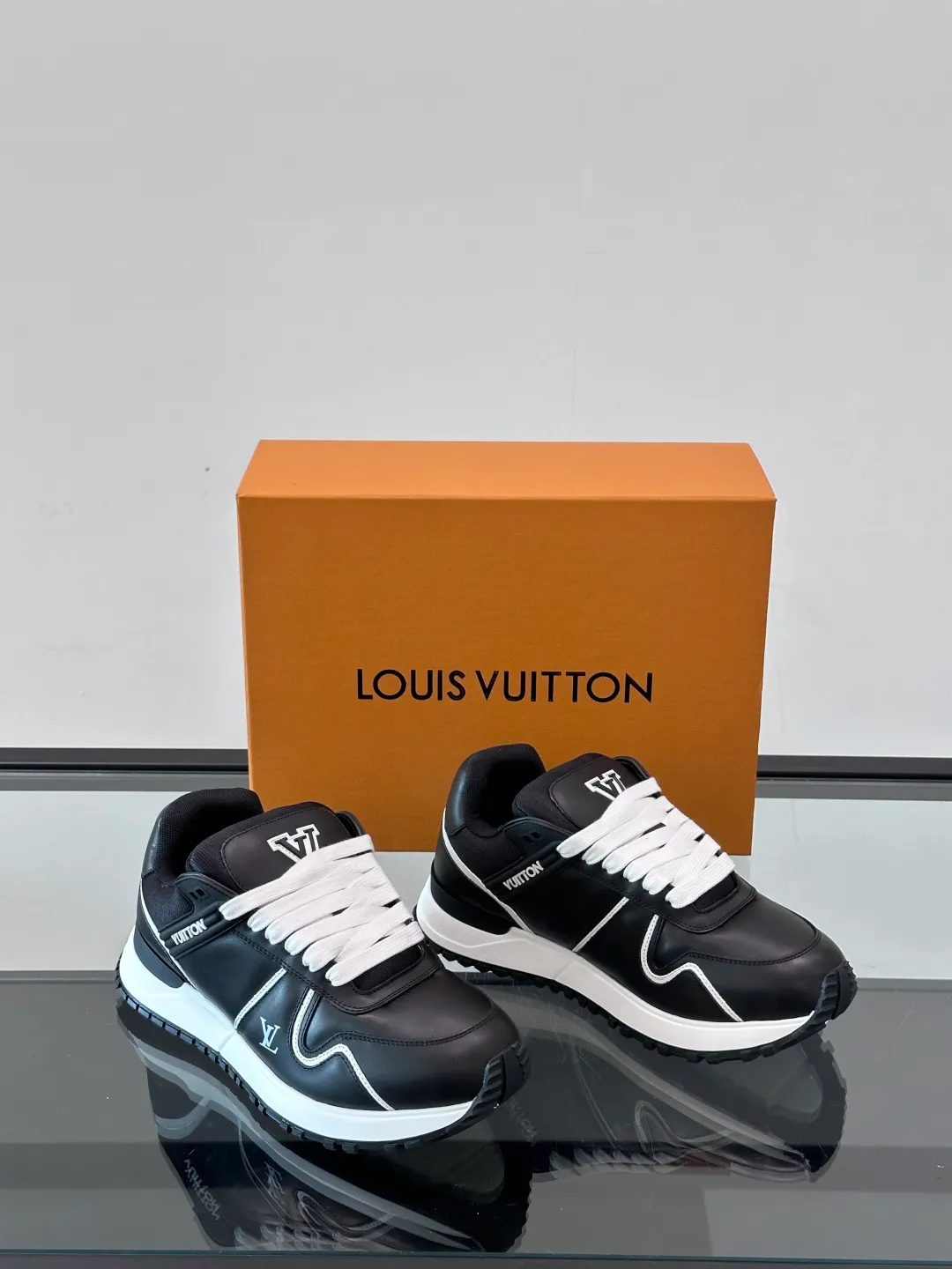 Men's Men's Shoes 💰p480 "＊OUIS ＊UITTO＊" sneakers debuted in the 2025 early autumn series, continuing the iconic design of Run Away sneakers in a large version. The smooth calfskin upper features contrasting LV lettering and Vuitton logos, while a lightweight rubber wedge outsole evokes running shoe construction. High level of comfort. Looks good, wears well and matches well. Worth buying🎶🎶🎶 size: 38-44 (45 customized)